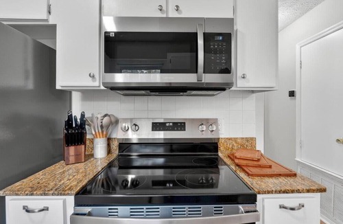 Whitemarsh Island House | Savannah Oasis | Hot Tub + Pickleball + Putt Putt