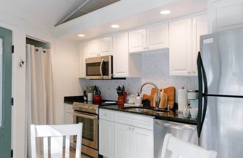 Night Heron House | Sea Pines hut, 5-min walk to beach, dog friendly!