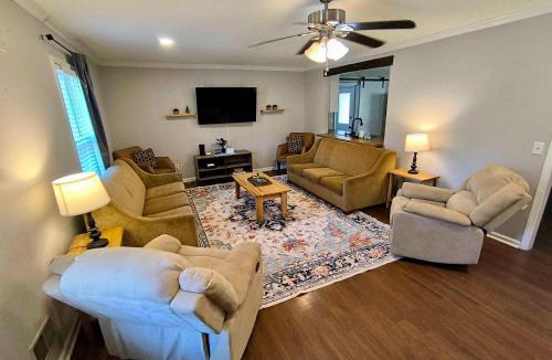 Irmo House | Settle Inn- 10mi to Columbia, Mins to Lake Murray