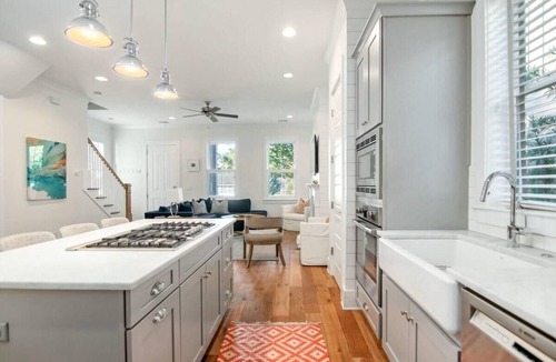 Mount Pleasant House | Shem Creek House- 5 Mins to Dtwn & Beach Hot Tub
