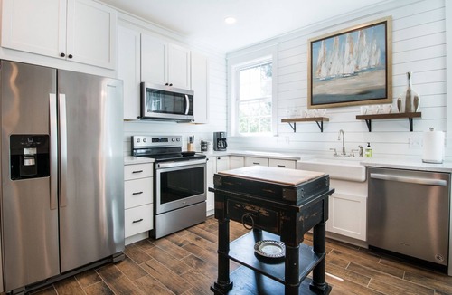 Old Village Apartment | Shem Creek Luxury Studio - Minutes to Charleston and Beaches
