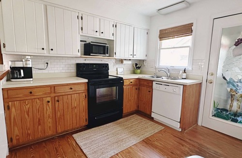 Ocean Ridge Cabin | Snowbird-friendly island cottage with fairway views, lanai, & AC - dogs welcome