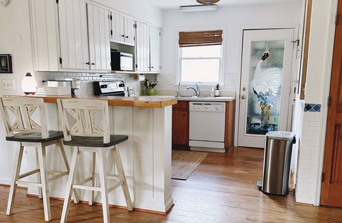 Ocean Ridge Cabin | Snowbird-friendly island cottage with fairway views, lanai, & AC - dogs welcome