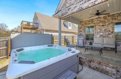 Fayetteville House | Solitude Retreat - 3 mi to U of A - Hot Tub