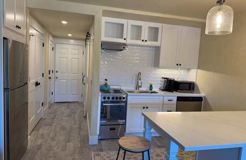 South Beach Villa | South beach, marina, beach pickleball courts, salty dog cafe. newly renovated
