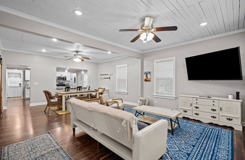 Southport House | Southport Salty Patriot-Walk to DT/Pets/Fully fenced with firepit!