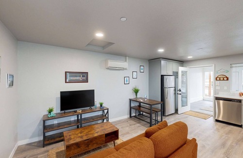 Florence Condo | Spacious multi-unit coastal getaway, close to the river and downtown, with WiFi