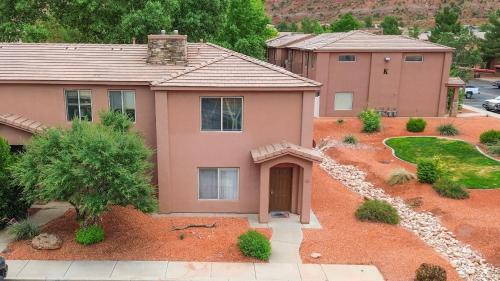 Kanab Apartment | Spacious Townhome by Utah National Parks Sleeps 8
