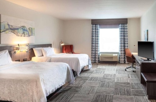 North Little Rock Hotel | Sports Fan Haven: Indoor Pool, Walk to Ballpark. Quick drive to River Market.