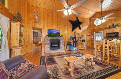 Sevierville Cabin | SR Cozy Mountain Cabin Private Hot Tub 1.5 Miles to Dollywood Walk to the Pool