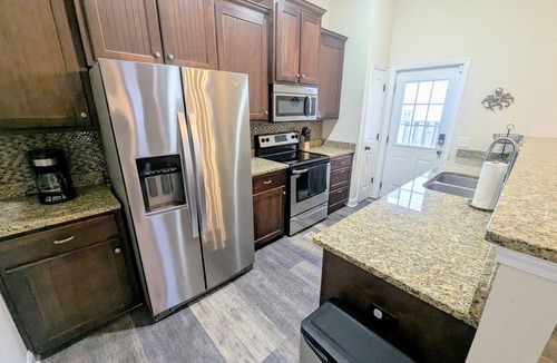Thomas Square House | Starland Escape *Walkable with Off-street Parking*