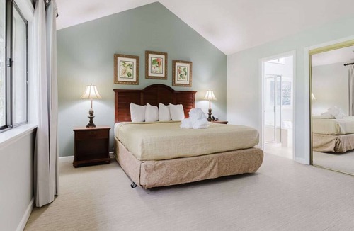 Shipyard Plantation Hotel | Stay the Near Beach | Pool, Bikes + Full Kitchen