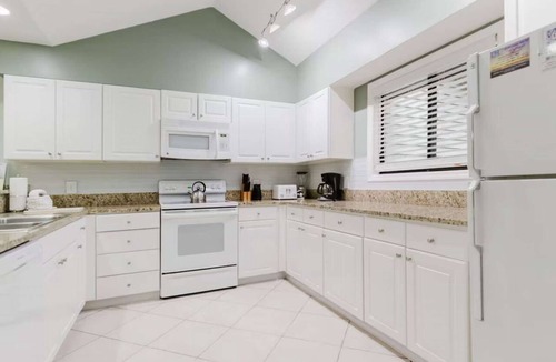 Shipyard Plantation Hotel | Stay the Near Beach | Pool, Bikes + Full Kitchen