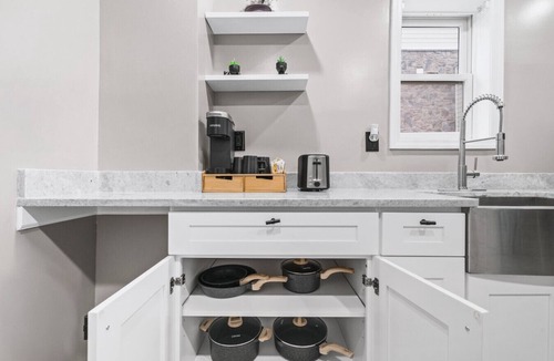 Bayonne House | Steps from the train, minutes to NYC, sleeps 24 in style
