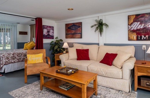 Edisto Island Apartment | Studio Apartment with Private Entrance One Block to Beach Access
