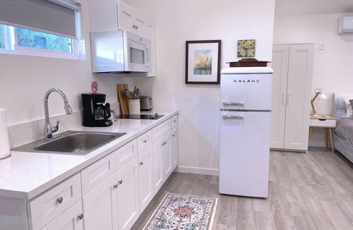 North Hollywood House | Studio City Guesthouse ~ 30 Day Stays