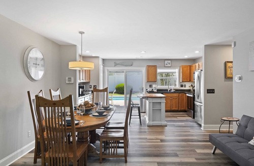 Folly Field House | Stunning Beach Home/Private pool with large backyard/7 Min walk to beach