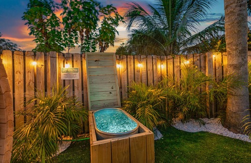 Hunt Club House | Stunning Retreat - Hot Tub - Sauna - Heated Pool - Games Room- Cold Plunge