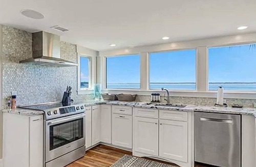 Harbour Town Apartment | Stylish Condo with Water Views in Sea Pines