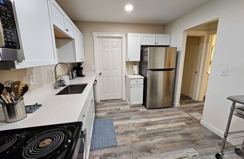 North Charleston House | Stylish Cottage - Pets & Arcade - Minutes to Airport
