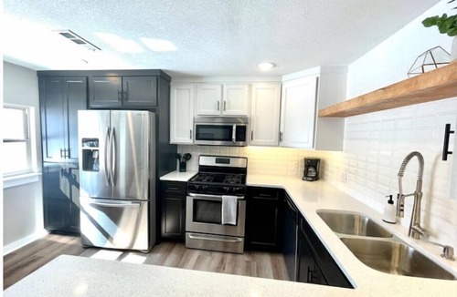 Rogers House | Stylish, modern, REMODELED : Central Location