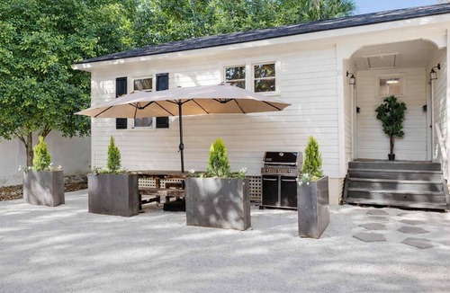 Cannonborough Elliotborough House | Stylish Monthly 1BR Downtown Rental