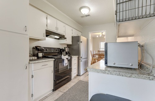 Ladson House | Suburban Family Home 18 Mi to Dtwn Charleston!