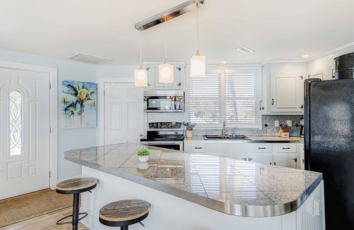 Edisto Island House | Sunny beach house with ocean view, large deck, central AC, & washer/dryer