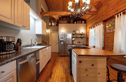 Sylvan Shores Cabin | Sunny Ridge Hideaway Forest Cabin. Eureka Springs-Lake Area of Beaver Lake