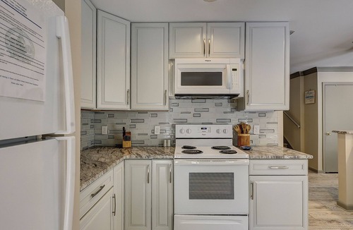 Lawton Woods House | Sunset Rentals | 5 Rice Lane | Dog Friendly