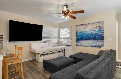 Franklin House | Surfers Dreams - 5min Drive to Beach with PoolTable