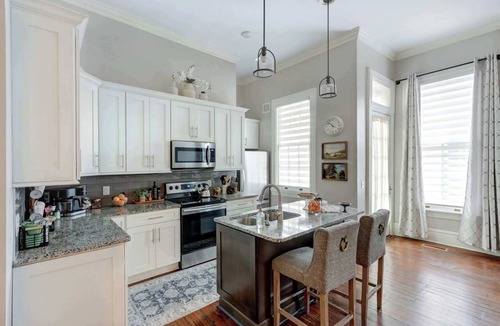 Historic Downtown Savannah Apartment | The Alfred Inn, Victorian District | Modern Flare