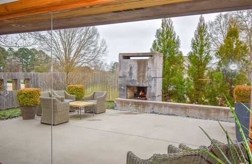 Searcy House | The Clubhouse - On Golf Course - Serene Retreat