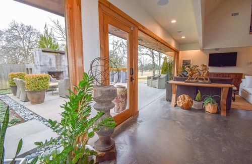 Searcy House | The Clubhouse - On Golf Course - Serene Retreat