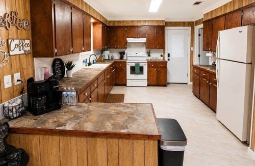 Karnack House | The Gator Den at Caddo Lake/Big Lake - Hot Tub - Boat Ramp - Outdoor Games