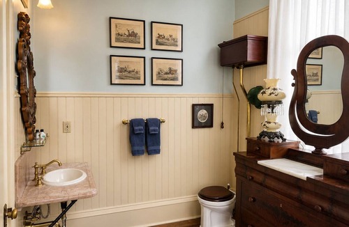 East of Broadway Bed & Breakfast | The Grand Empress Suite | Two Bedrooms & Two Baths in Arkansas's Only Michelin Key Hotel