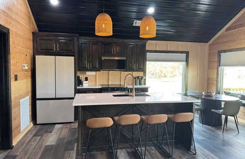 Pearcy Cabin | The Grazing Lodge with HOT TUB -Farm Charm & Rural Tranquility