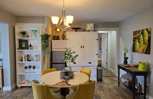 Bella Vista Apartment | The Green Door on Lake Avalon – Private Lakefront Retreat