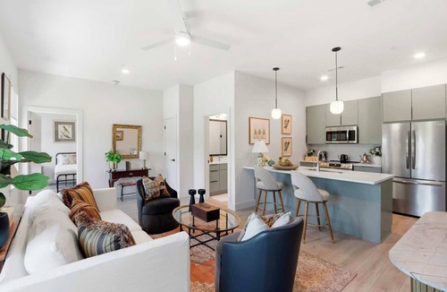 Metropolitan Apartment | The Jardin Azalea Suite | Near Downtown