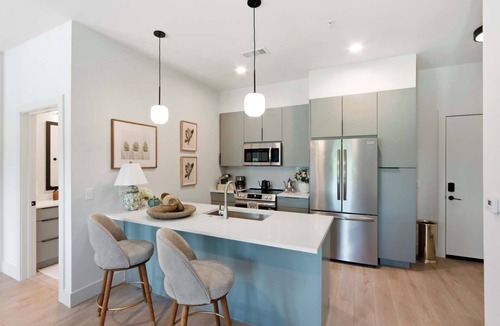 Metropolitan Apartment | The Jardin Azalea Suite | Near Downtown