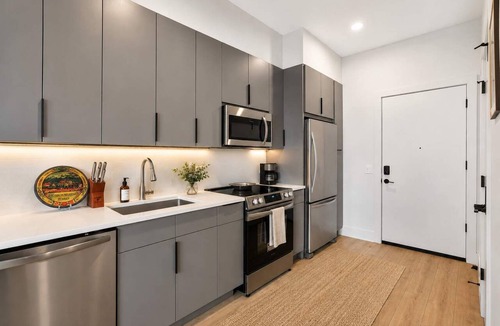 Metropolitan Apartment | The Jardin Camellia Suite | Near Downtown