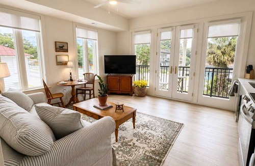 Metropolitan Apartment | The Jardin Daisy Suite | Near Downtown
