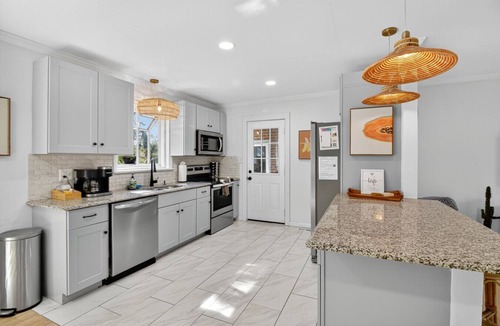West Ashley House | The Low Tide - Hot Tub, Marsh View, Fire Pit