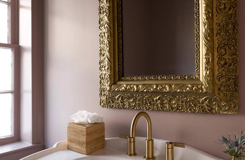 Harleston Village Bed & Breakfast | The Nicholas Carriage King Suite - Walk to King