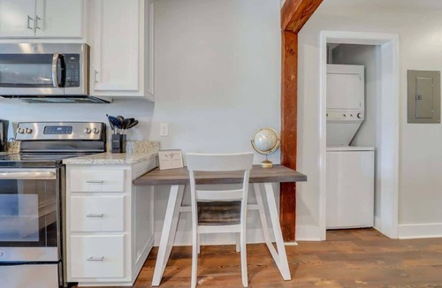 Statesboro Apartment | The Post Suite - above Bull & Barrel, Close to GSU