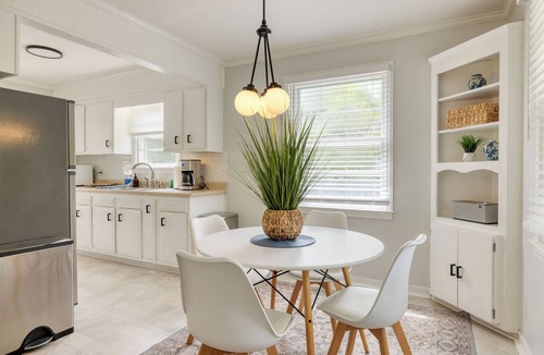 Old Village House | The Powder Cottage by AvantStay | Heart of Old Mt. Pleasant Near Sullivan’s