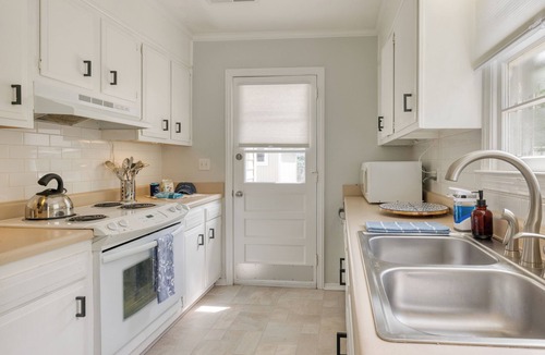 Old Village House | The Powder Cottage by AvantStay | Heart of Old Mt. Pleasant Near Sullivan’s