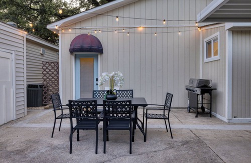 Old Village House | The Powder Cottage by AvantStay | Heart of Old Mt. Pleasant Near Sullivan’s
