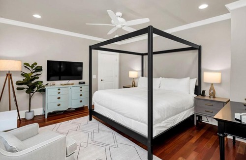 Earlewood House | The Wren 2 BR 2.5 BA Renovated