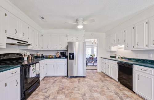 North Charleston House | The Yan- fam friendly 4 bedroom w/hot tub!